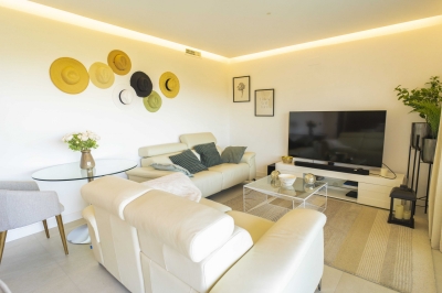 Contemporary corner apartment with wonderful golf & sea views