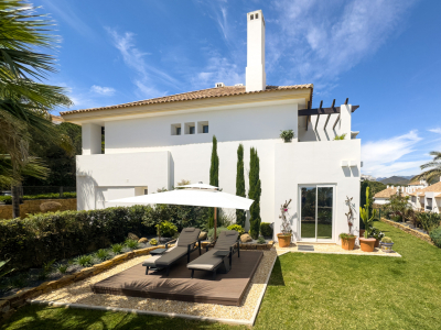 Refurbished Corner Townhouse in the Best Location of the Community
