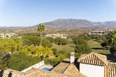 Charming 3-bedroom detached villa with golf and sea views