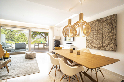 Contemporary 3 bedroom townhouse with  stunning terrace & large solarium.