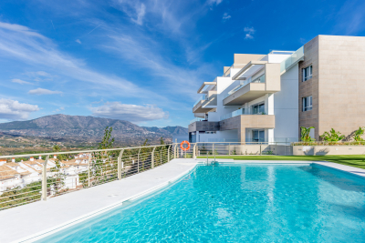 Extraordinario apartamento de obra nueva con vistas al campo de golf y a la montaña.