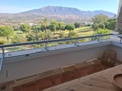 Elegante apartamento en primera línea de golf con vistas panorámicas