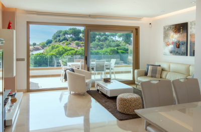 Apartamento moderno en primera línea de golf con vistas panorámicas y acabados de lujo.